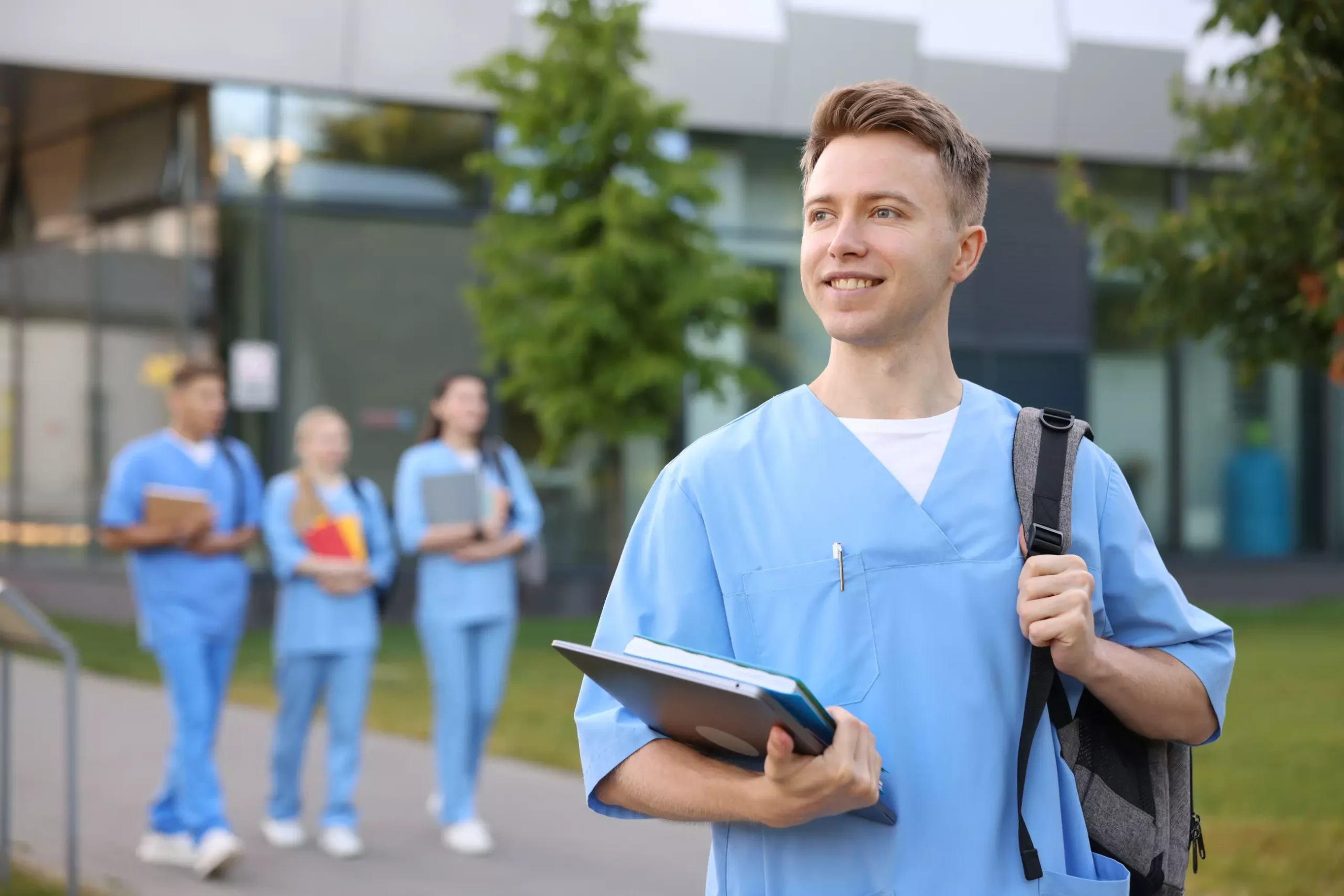Come diventare infermiere Ecco la guida completa Studente in tirocinio clinico che sta studiando per diventare infermiere.