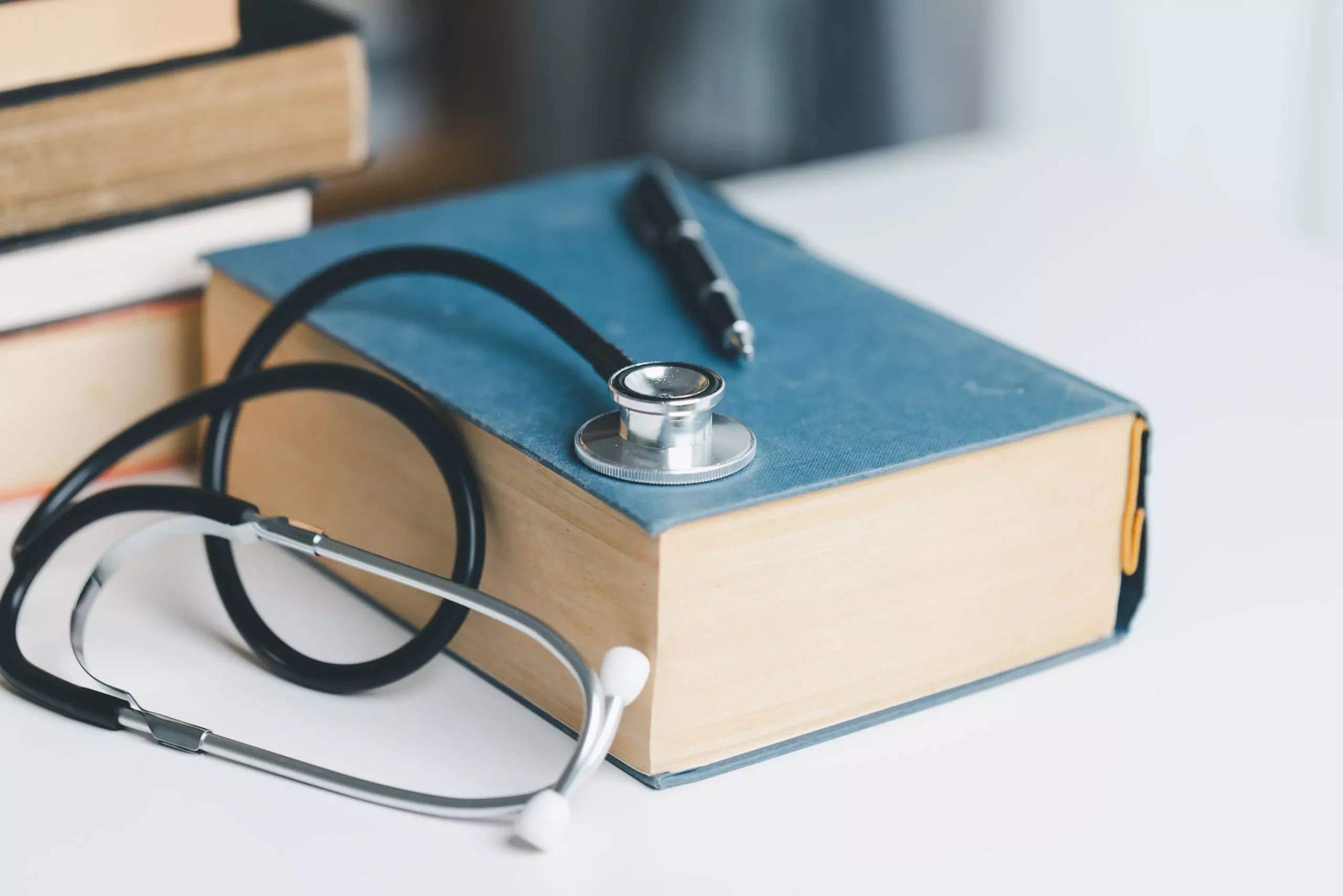 Libro di medicina aperto su una scrivania, simbolo del cambiamento nel modo di studiare medicina negli ultimi anni.