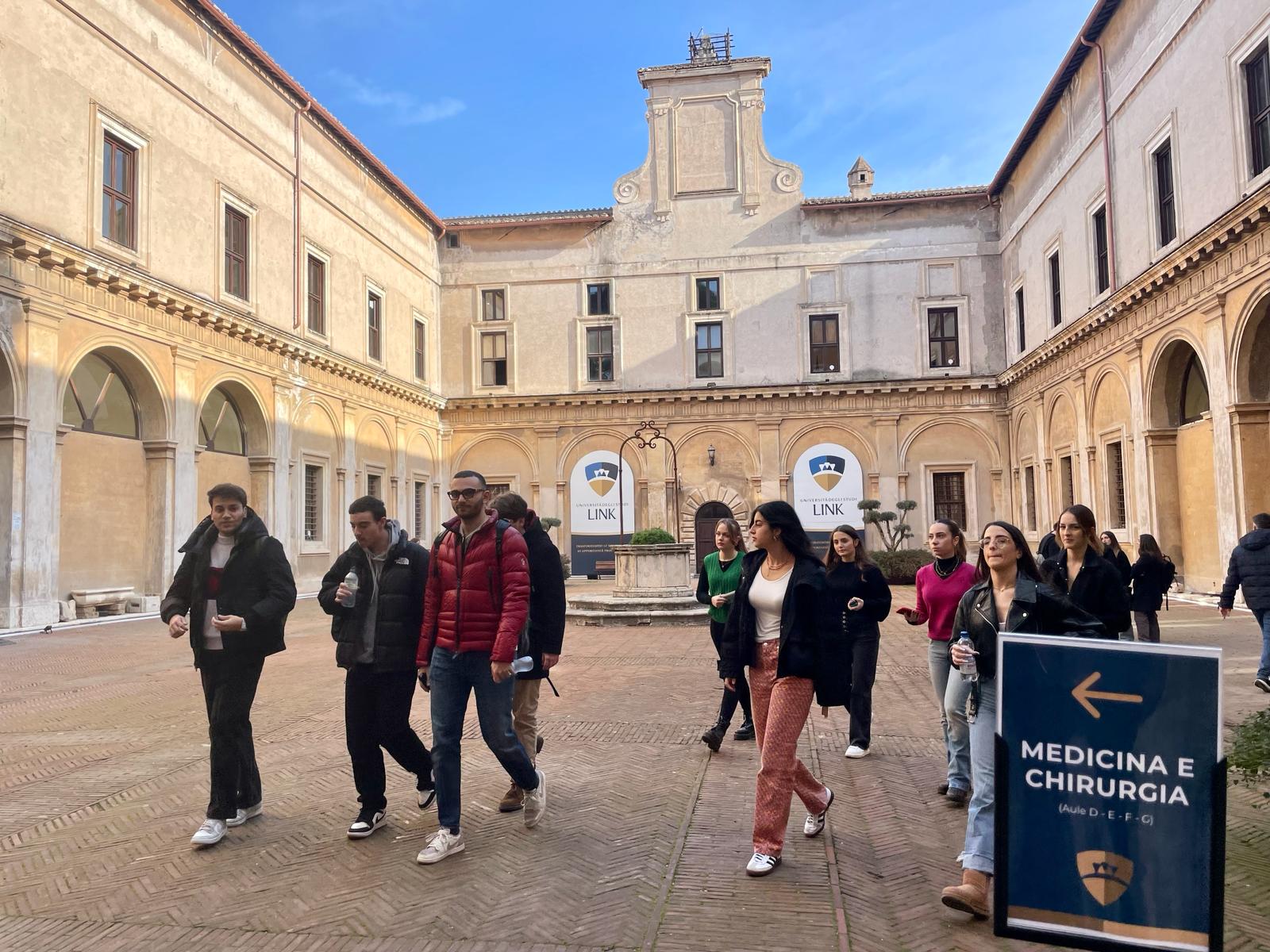 Studenti nel cortile della sede di Medicina Università Link a Roma durante le attività accademiche.