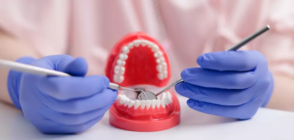 Panoramica sul percorso per diventare igienista dentale, con descrizione delle attività svolte, del corso di laurea e degli sbocchi professionali nel settore sanitario.