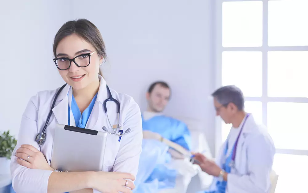 studenti professioni sanitarie durante esercitazione pratica in laboratorio universitario sanitario
