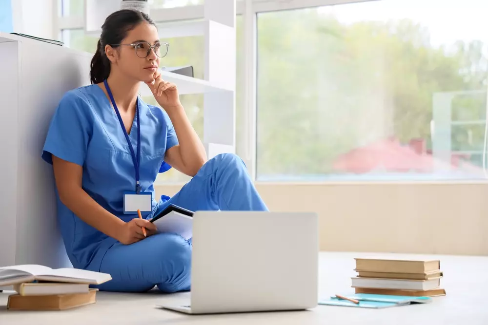 Studente che consulta informazioni sui CFU del semestre filtro e sui corsi affini di area medica e sanitaria