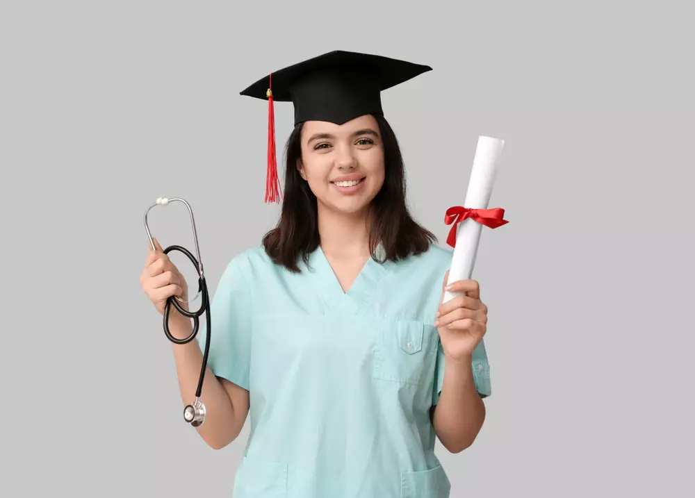 Professioni Sanitarie Assistenziali differenze, corsi e sbocchi Studente delle professioni sanitarie assistenziali durante attività di tirocinio e formazione sanitaria.