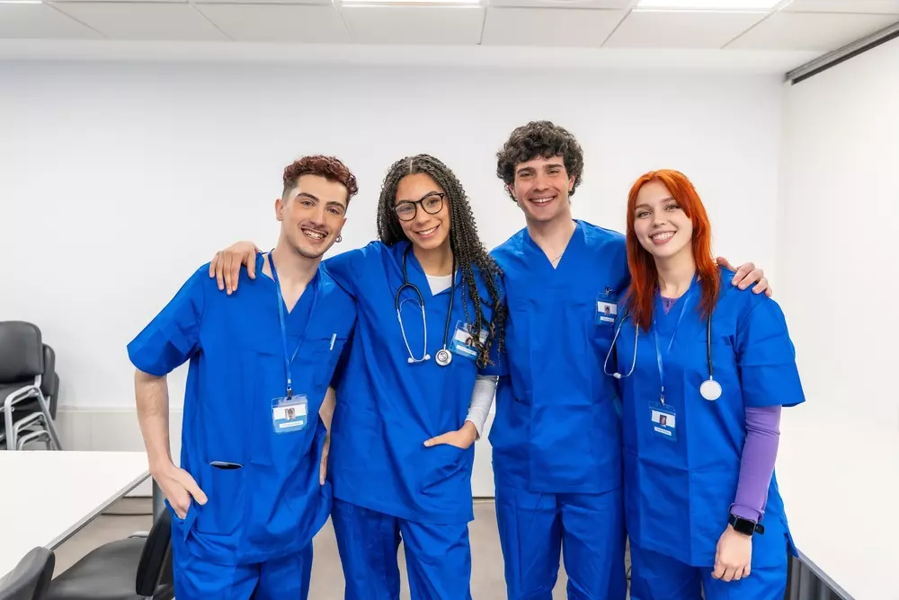 Infermieristica in crisi, cosa sta cambiando nelle professioni sanitarie Studenti di Infermieristica e Professioni Sanitarie durante un’attività pratica in ambito sanitario.