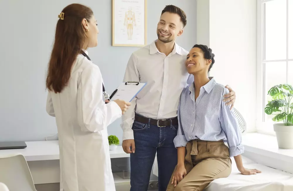 Medicina di comunità, cosa cambia per i medici di famiglia Medicina di comunità con medico di famiglia durante una visita in una struttura sanitaria territoriale
