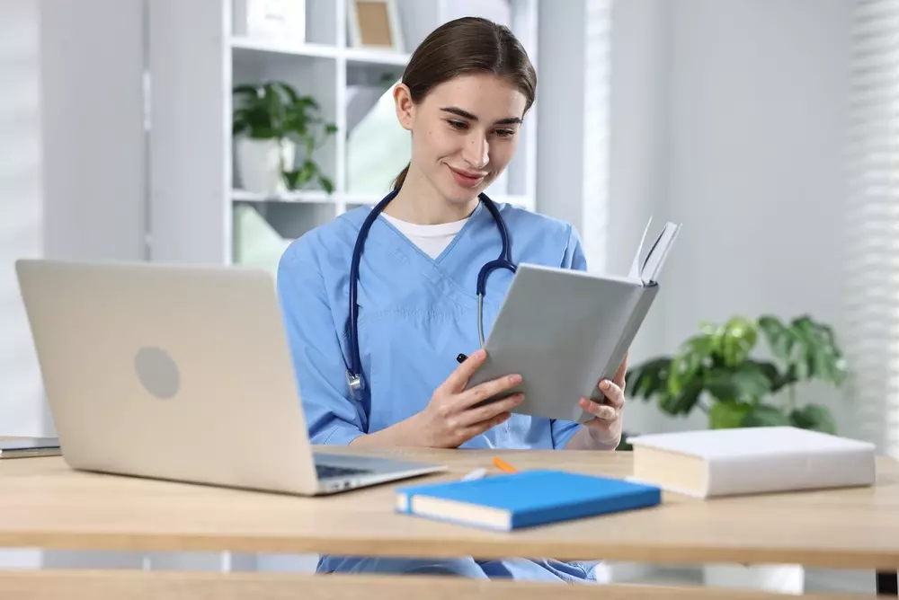 Studente che si prepara al semestre filtro 2026/27 per l’accesso a Medicina, Odontoiatria e Veterinaria