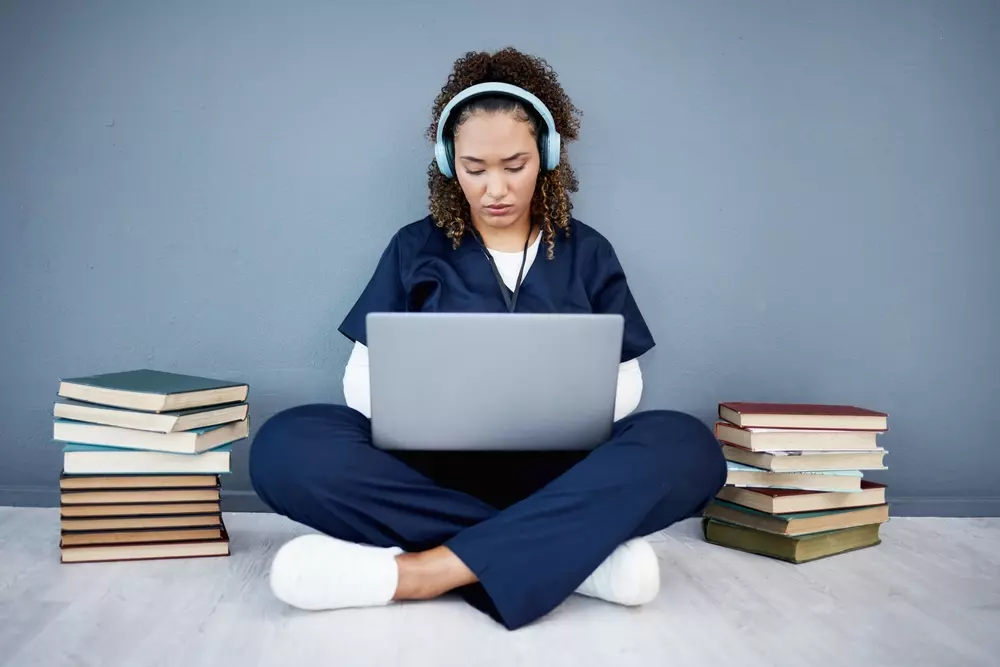 Cosa fare se non entri a Medicina Le alternative per non perdere l’anno - Studente valuta cosa fare se non entra a Medicina tra corsi affini e università private.