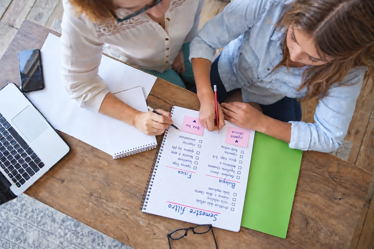 Tutor e studentessa organizzano lo studio del semestre filtro: Biologia, Chimica e Fisica